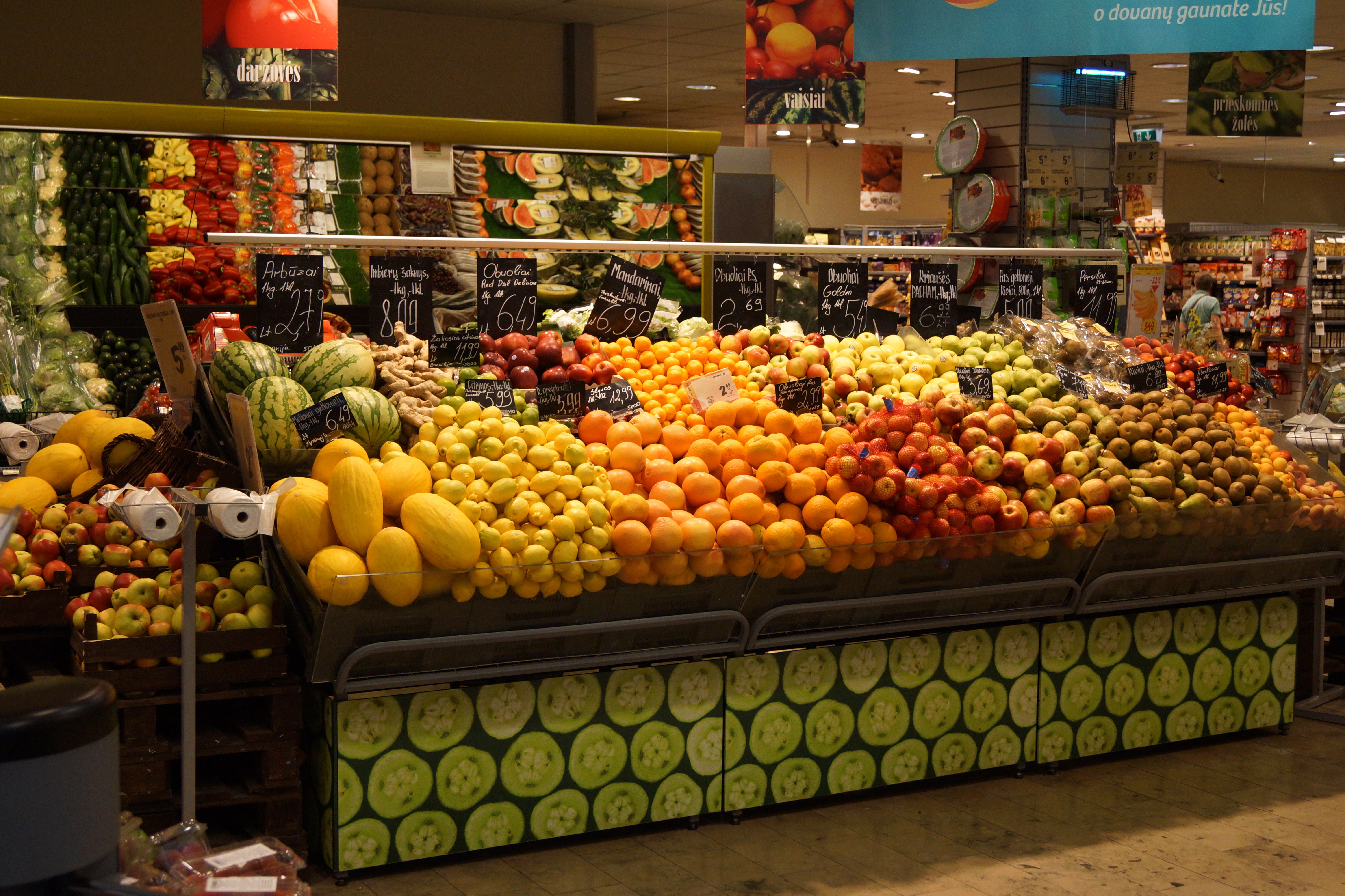 На прилавках магазинов лежат отборные. Прилавок с овощами и фруктами. Выкладка фруктов в магазине. Выкладка овощей. Витрина овощи фрукты.